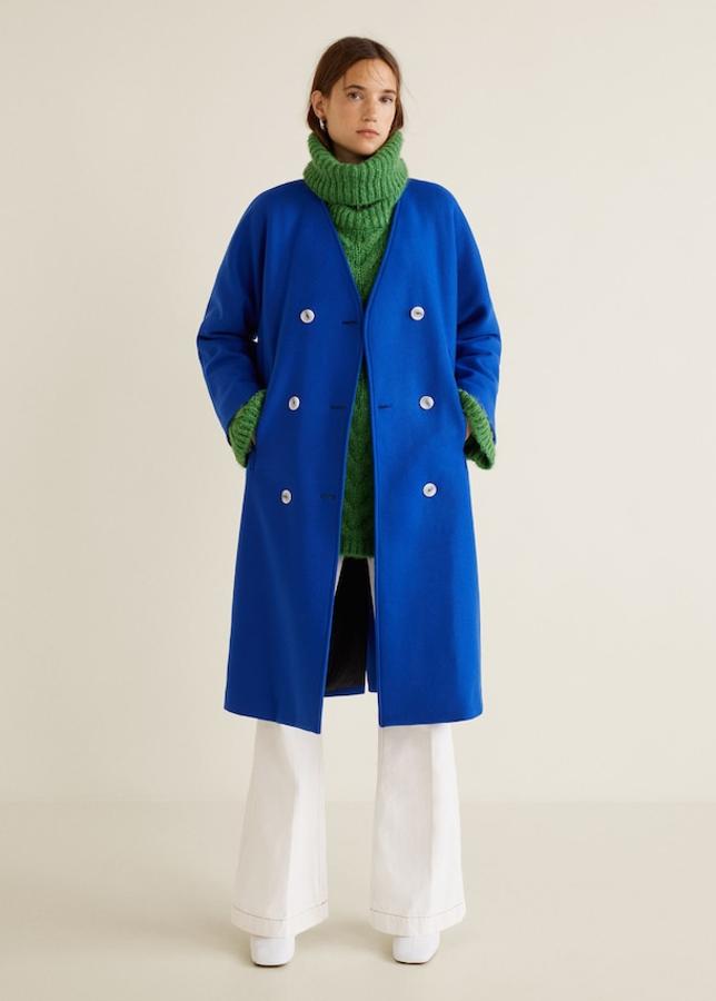 Abrigo de lana virgen desestructurado, con un diseño midi, cuello en pico y cierre con una doble botonadura de Mango (79,99 euros).