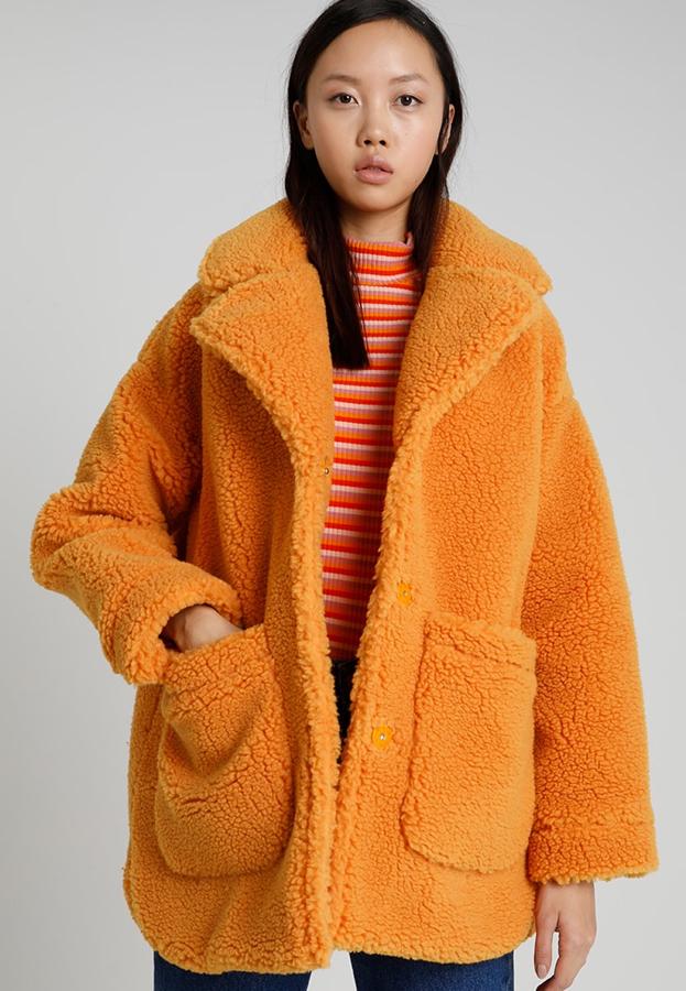 Un diseño amoroso de pelo sintético y grandes bolsillos de Monki (69,95 euros).