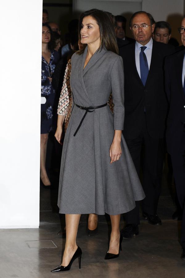 A principios de diciembre de 2018  la Reina estrenó este vestido de inspiración retro  que nos recuerda al estilo de Grace Kelly o Jacky Kennedy y que, además de hacer más delgada, es perfecto para cualquier edad.