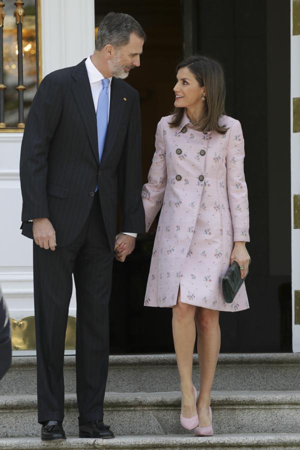 Letizia estrenó su vestido más ‘naive’, este diseño sesentero de Carolina Herrera, en su primer  duelo de estilo con Angélica Rivera .