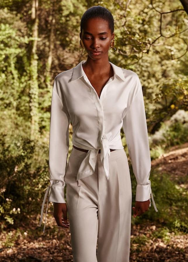 Camisa fluida con un diseño recto, cierre de lazo en los puños y botonadura oculta (Mango, 25,99 euros).