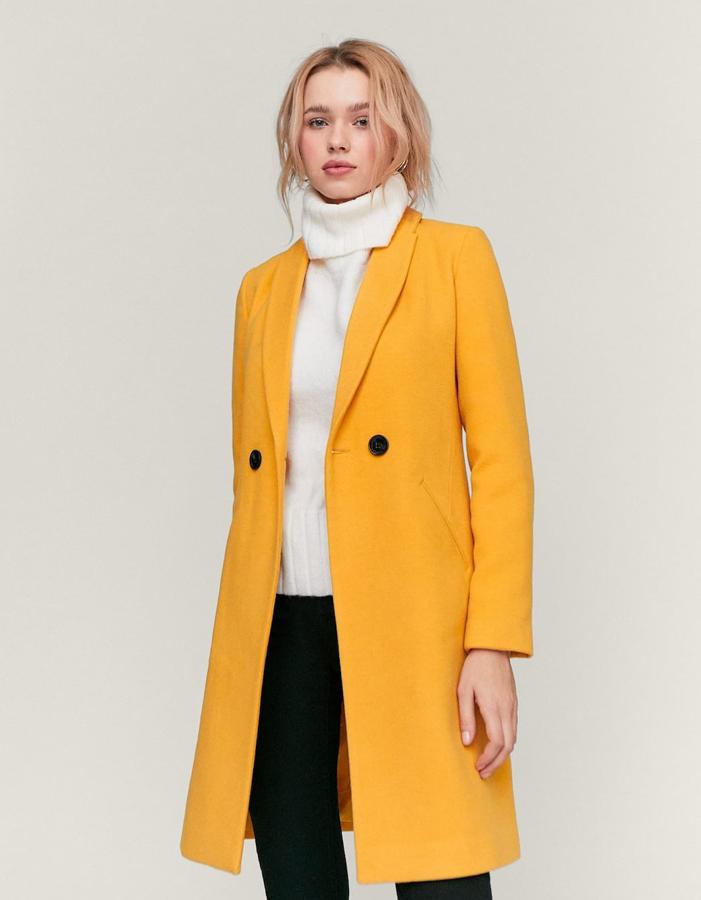 Abrigo básico de lana con solapa y doble botón (Stradivarius, 49,99 euros).