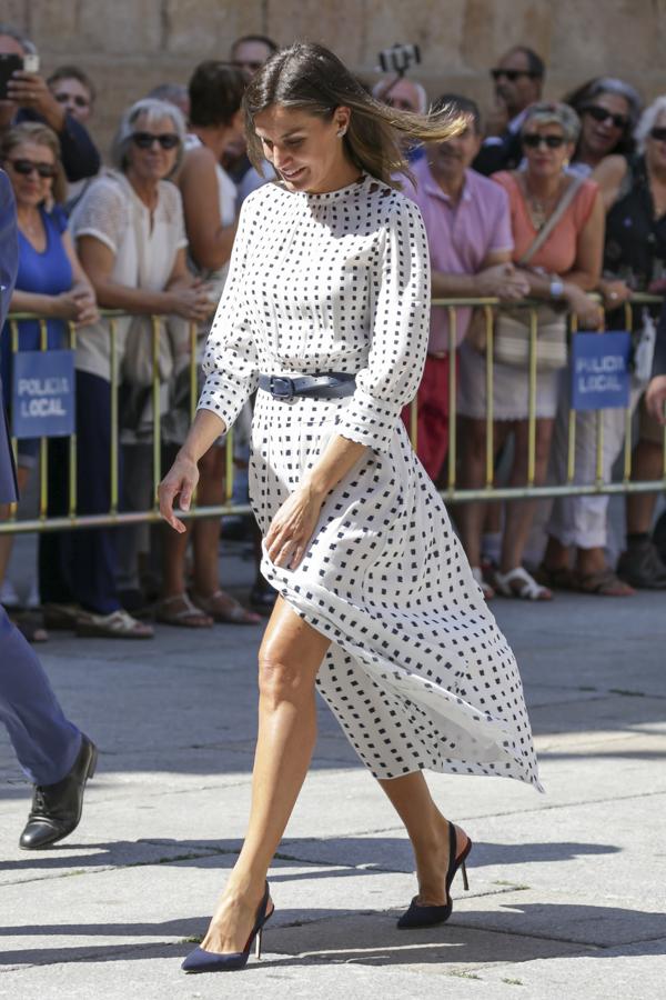 Este vestido 'low cost' de Massimo Dutti  es sin duda uno de los estrenos que más aplaudimos a la Reina el pasado 2018. Estamos deseando que llegue el entretiempo para que se lo vuelva a poner, porque le sienta de maravilla.
