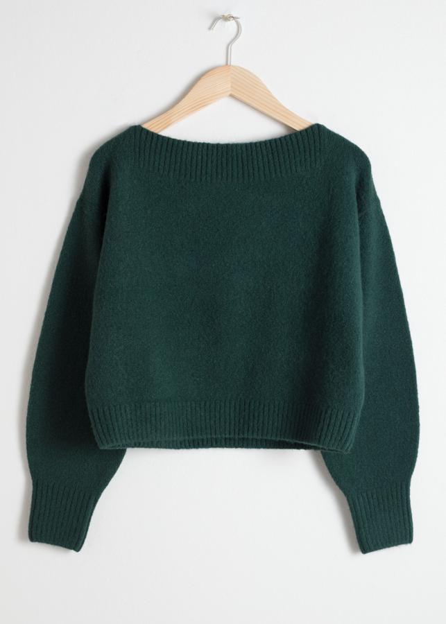 Este jersey tiene un color espectacular y un cuello barco originalísimo (27 euros).