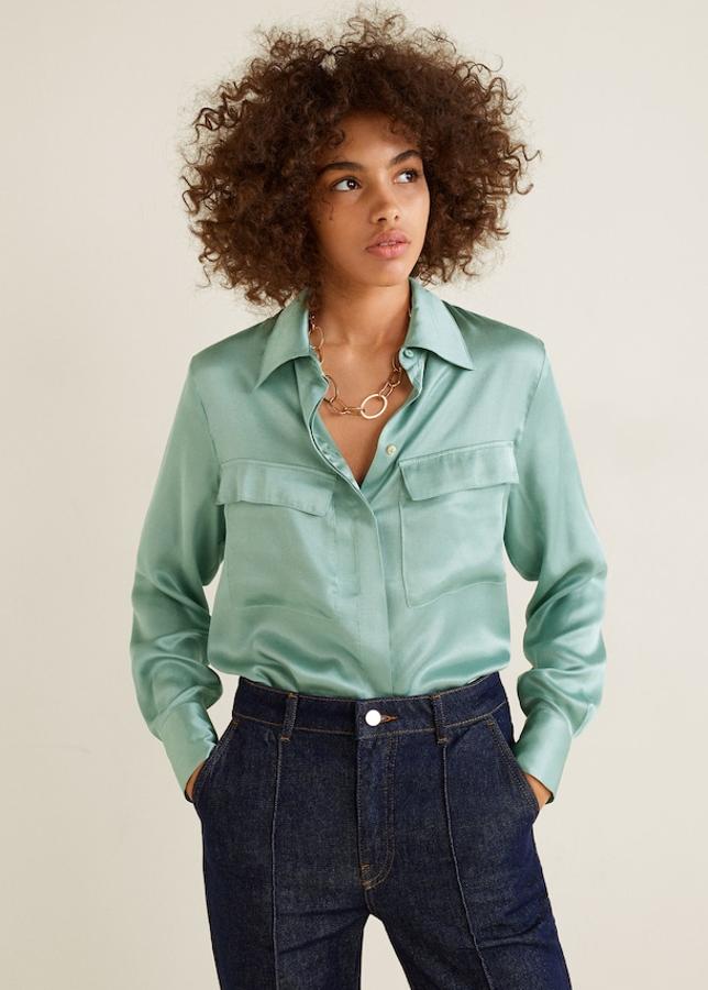 Precioso color para esta camisa con cuello camisero, dos bolsillos con solapa en la parte delantera y el típico brillo del satén (Mango, 19,99 euros).