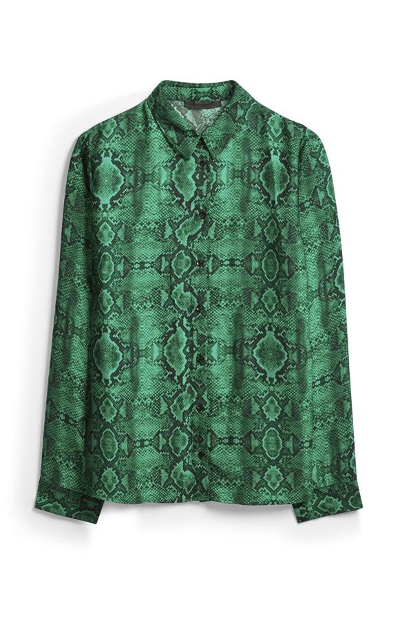 Camisa verde con estampado de serpiente, 17 euros.