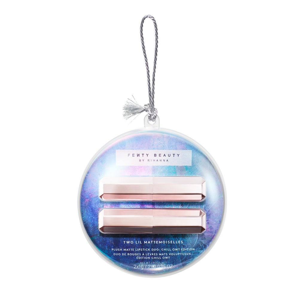 Bola navideña con Two Lil Mattemoiselles de Fenty Beauty (17,95 euros), un dúo de rojos de labios. En Sephora.