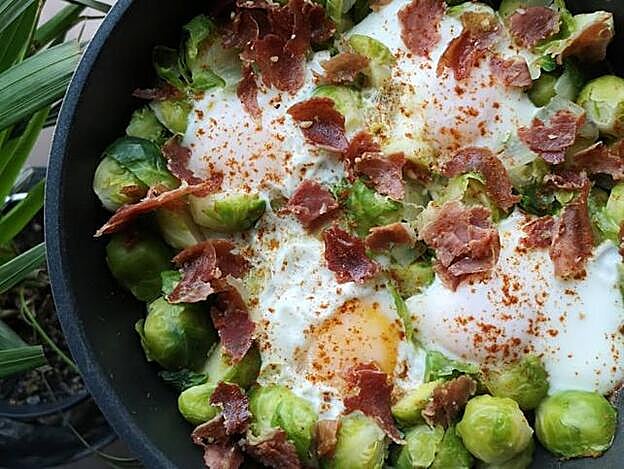 Coles de bruselas con huevo y jamón. Instagram @fatfiters
