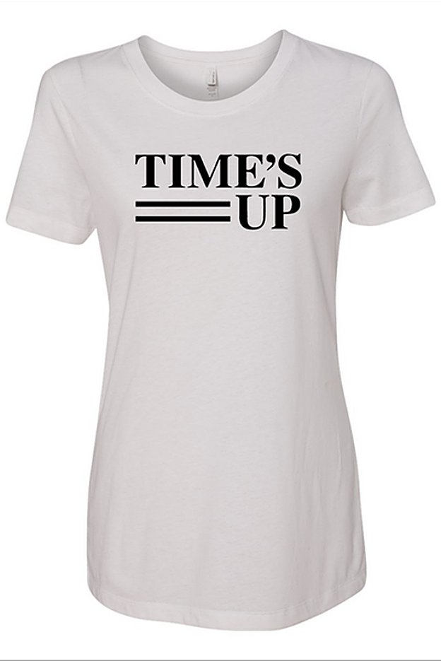 Camiseta 'Time's Up'.