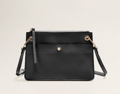 Bolso/sobre, disponible en varios colores de Mango: 9,99 euros.
