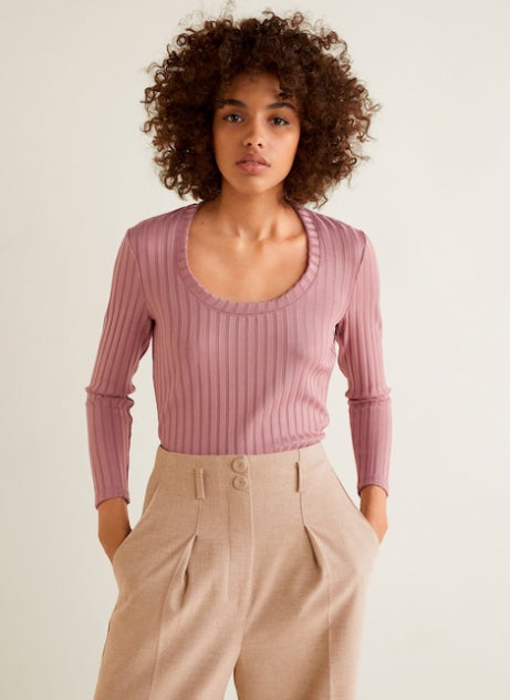 Camiseta canalé de Mango: 9,99 euros.