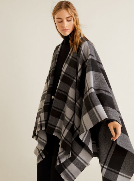 Poncho a cuadros de Mango: 19,99 euros.