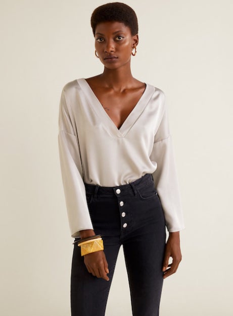 Camiseta satinada con escote en V: 12,99 euros.