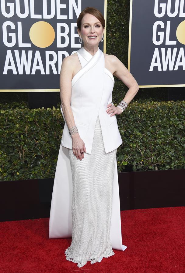 Julianne Moore con un look blanco de Givenchy.