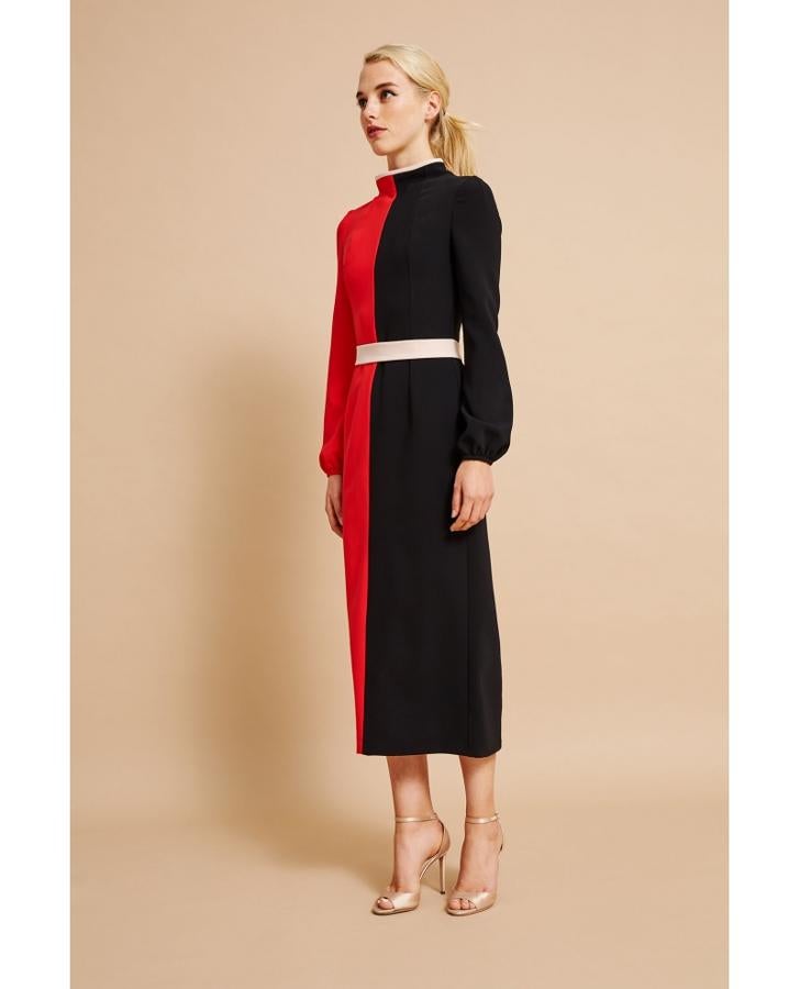 Para una boda de invierno de día, nos fascina este vestido midi bicolor de Dolores Promesas, rebajado de 230 a 115 euros.