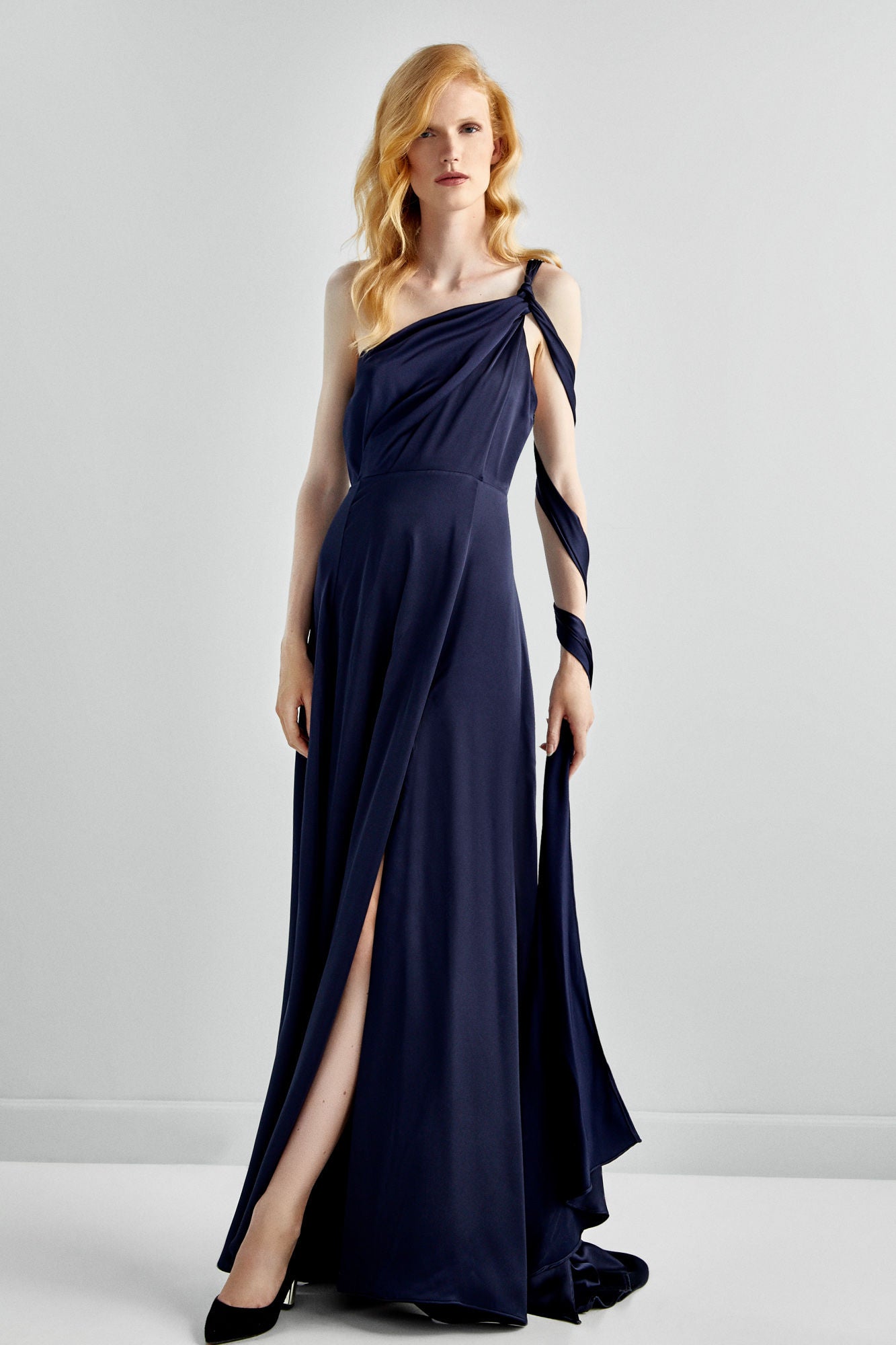 Este vestido de invitada en azul noche con original escote asimétrico es una auténtica maravilla, y en las rebajas de Pedro del Hierro su precio pasa de 349 a 139 euros.