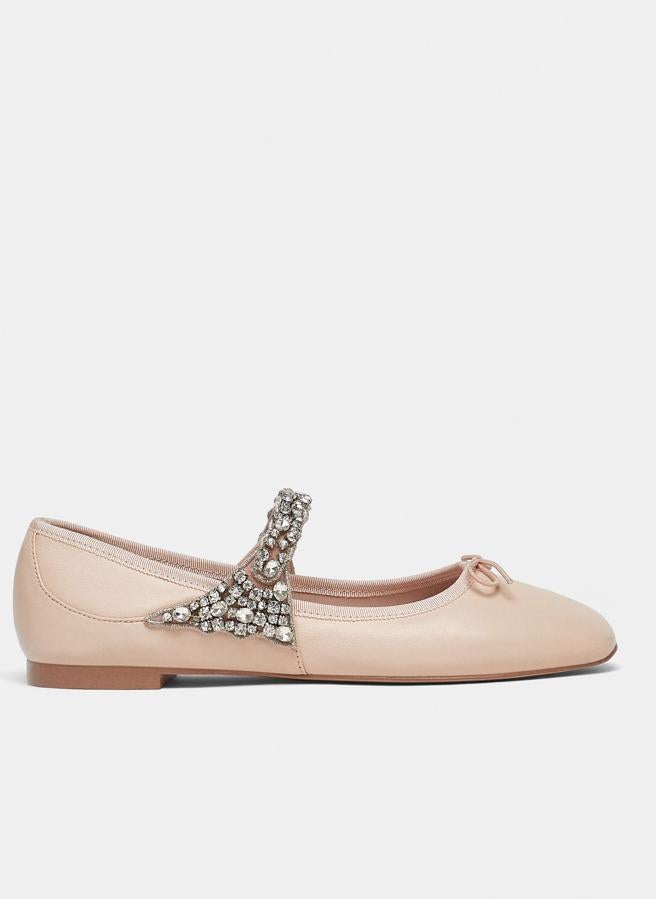 La clásica bailarina en tono nude, de punta redondeada, las hace especiales la tira de pedrería (39,95 euros).