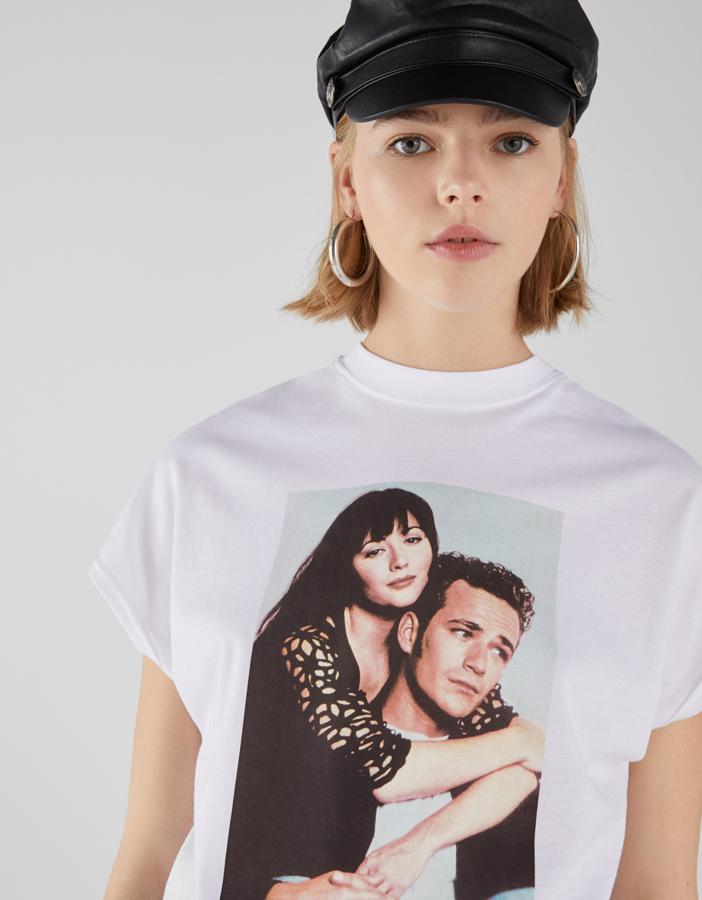 Camiseta de Brenda y Dylan, de Sensación de vivir, que ya puedes comprar en Bershka por 5,99 euros.
