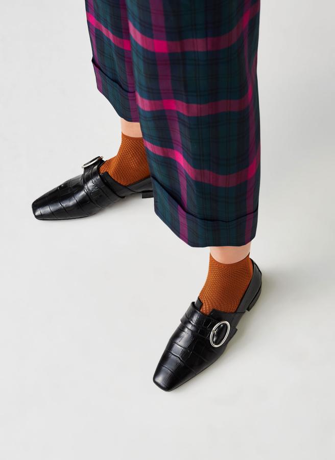 De piel, con hebilla ovalada en plateado, 59,95 euros.