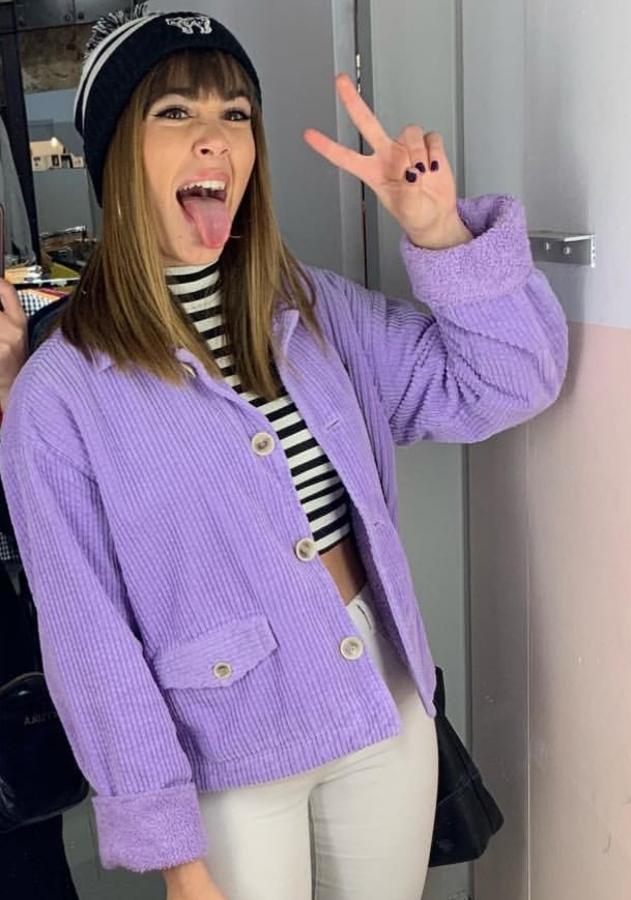 Aitana Ocaña ya se ha convertido en una 'influencer' más y esta vez se decantó por una de sus chaquetas más ideales (con combinación de pana y borreguillo) y  de una de las firmas favoritas de su amiga Amaia Romero .