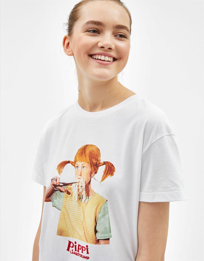 Camiseta de la famosa y aventurera niña pelirroja, Pippi Långstrump (5,99 euros). En Bershka.