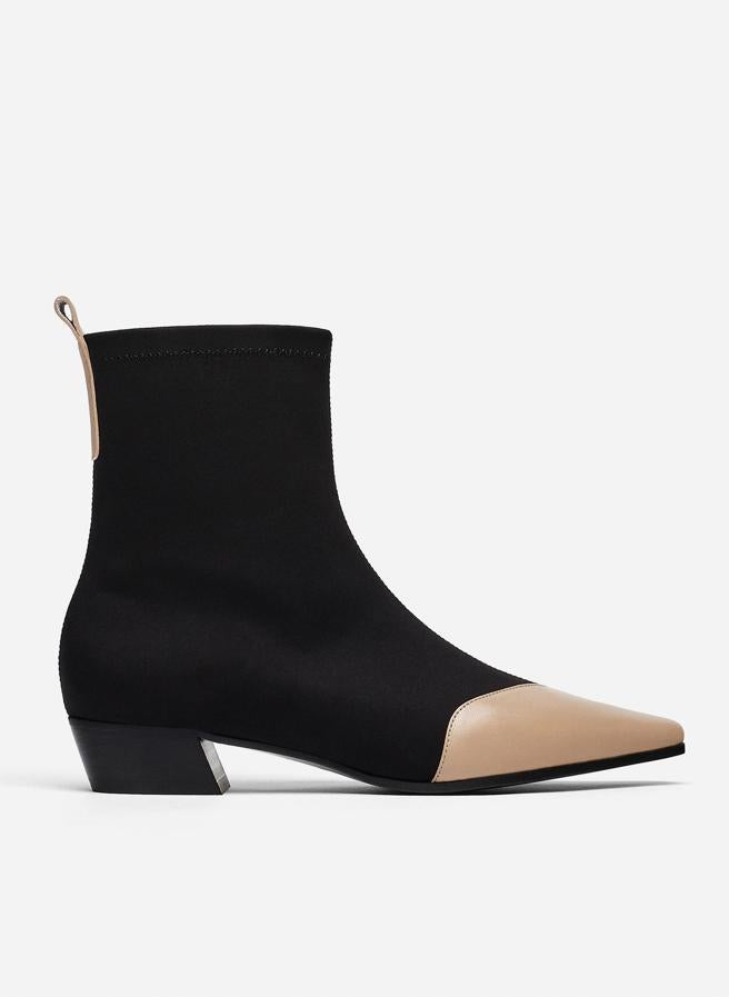 Botines negros de ante, con tacón inclinado y puntera camel (69,95 euros).