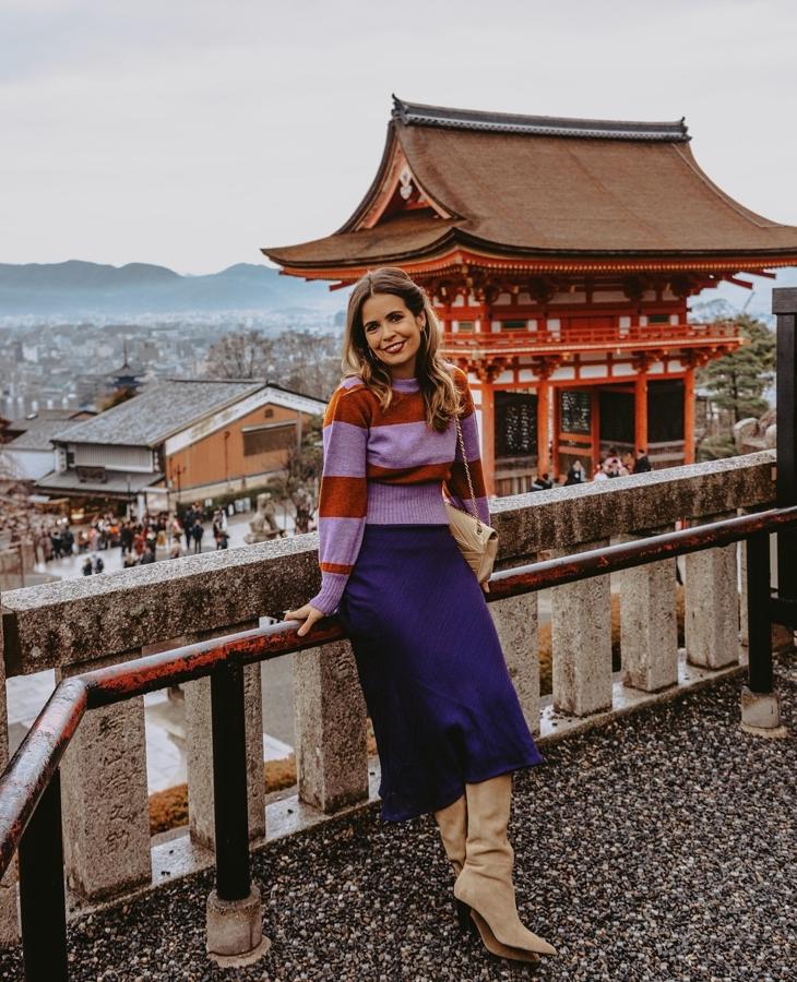 Una de las últimas 'influencers' en decantarse por un look 'total purple' ha sido Sara Escudero (de 'Collage Vintage'). Ella se decantó por una falda midi morada y por un jersey de punto bicolor en un tono más clarito.