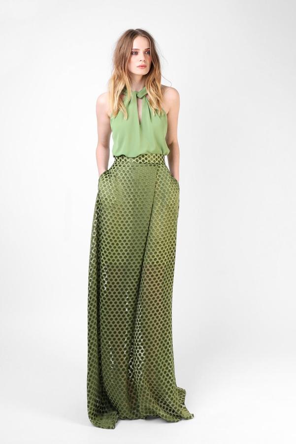 Falda larga de gasa y estampado de lunares con vuelo, 157,50 euros.