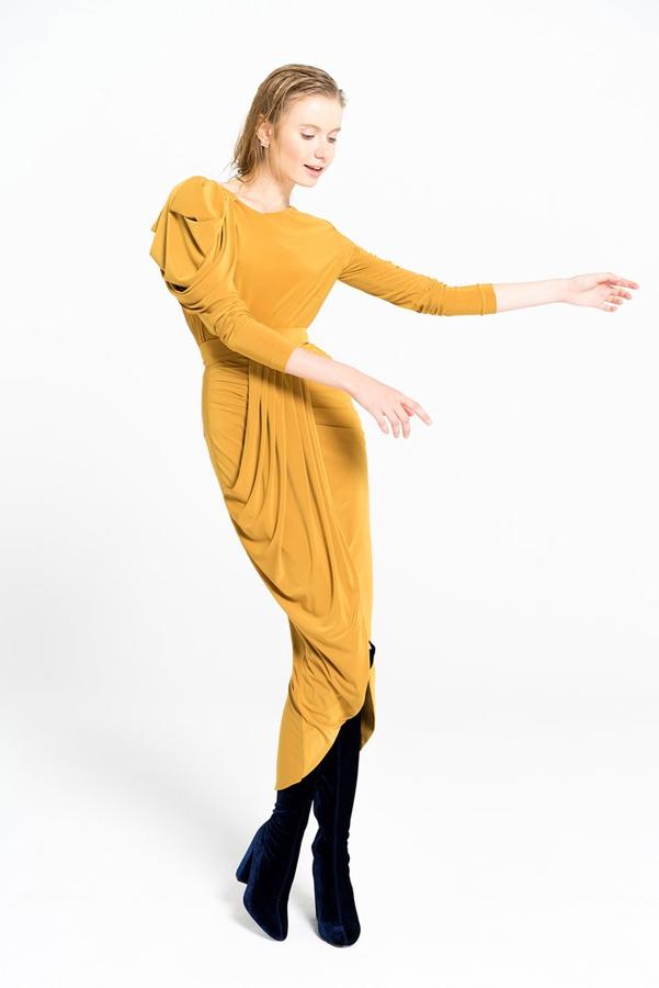 Falda en punto de seda de largo midi con abertura central y corte envolvente asimétrico. Drapeado de cintura a cadera semi cubierto con tejido que cruza por delante de cadera derecha a cinturilla centro-izquierda terminado en tablas, 157,50 euros.