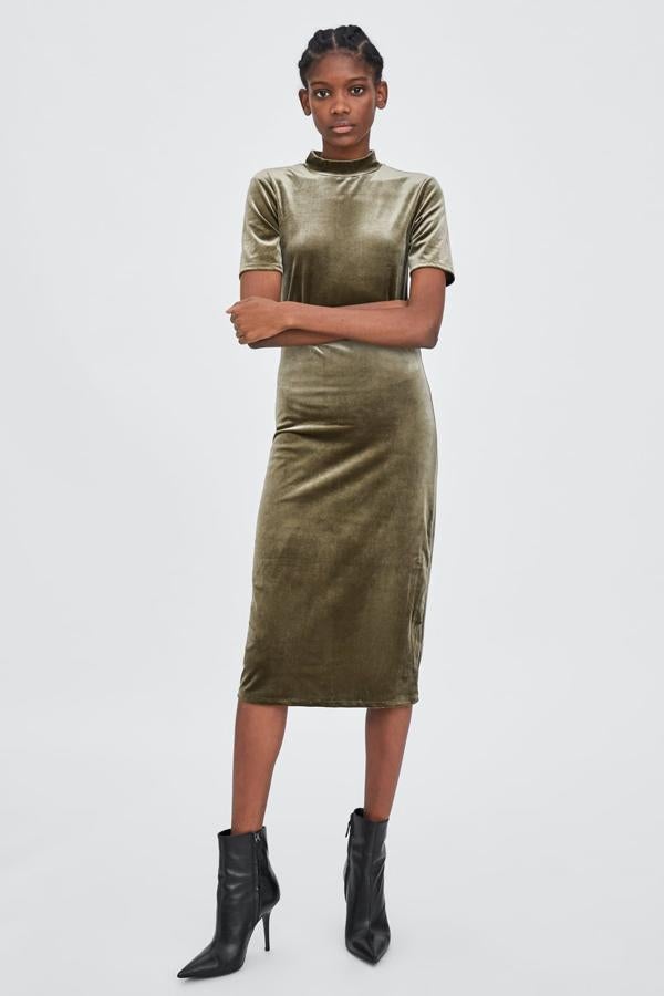 Probablemente no sea el mejor terciopelo del mundo, pero si quieres sumarte a la tendencia 'velvet', este vestido de silueta lápiz y cuello Perkins de Zara es un buen comienzo. En las rebajas pasa de 12.99 a 7.99 euros.