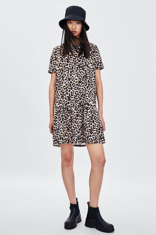 Quien no tiene un vestido de leopardo este armario este invierno, es porque quiere ir contra la tendencia más salvaje de la temporada. Este de silueta fluida y detalle de volante en la falda lo encuentras en las rebajas de Zara por 9.99 euros (antes, 15.95 euros).