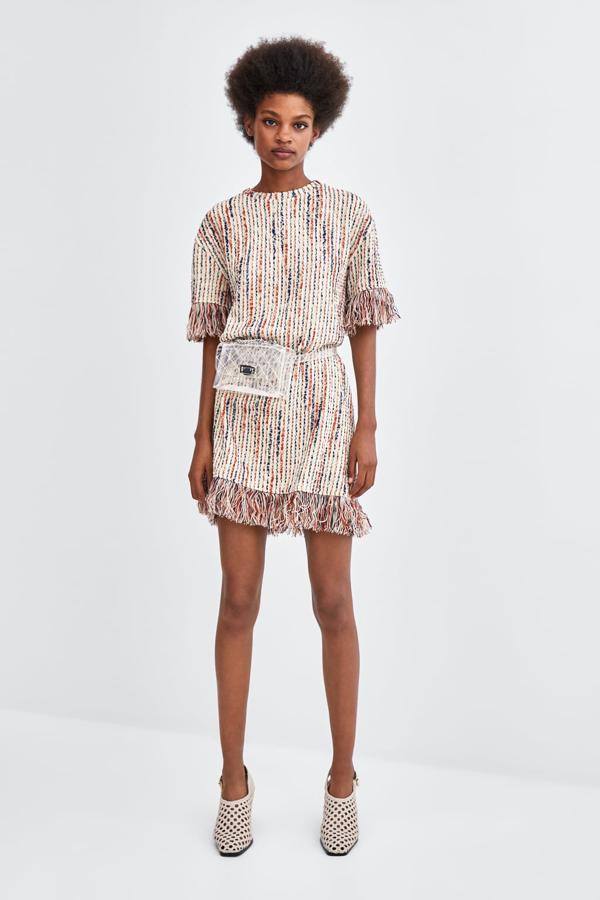 Aprovecha las rebajas de Zara para ir dando forma a tu armario de primavera con prendas como este vestido de tweed multicolor, que pasa de 17.95 a 9.99 euros.