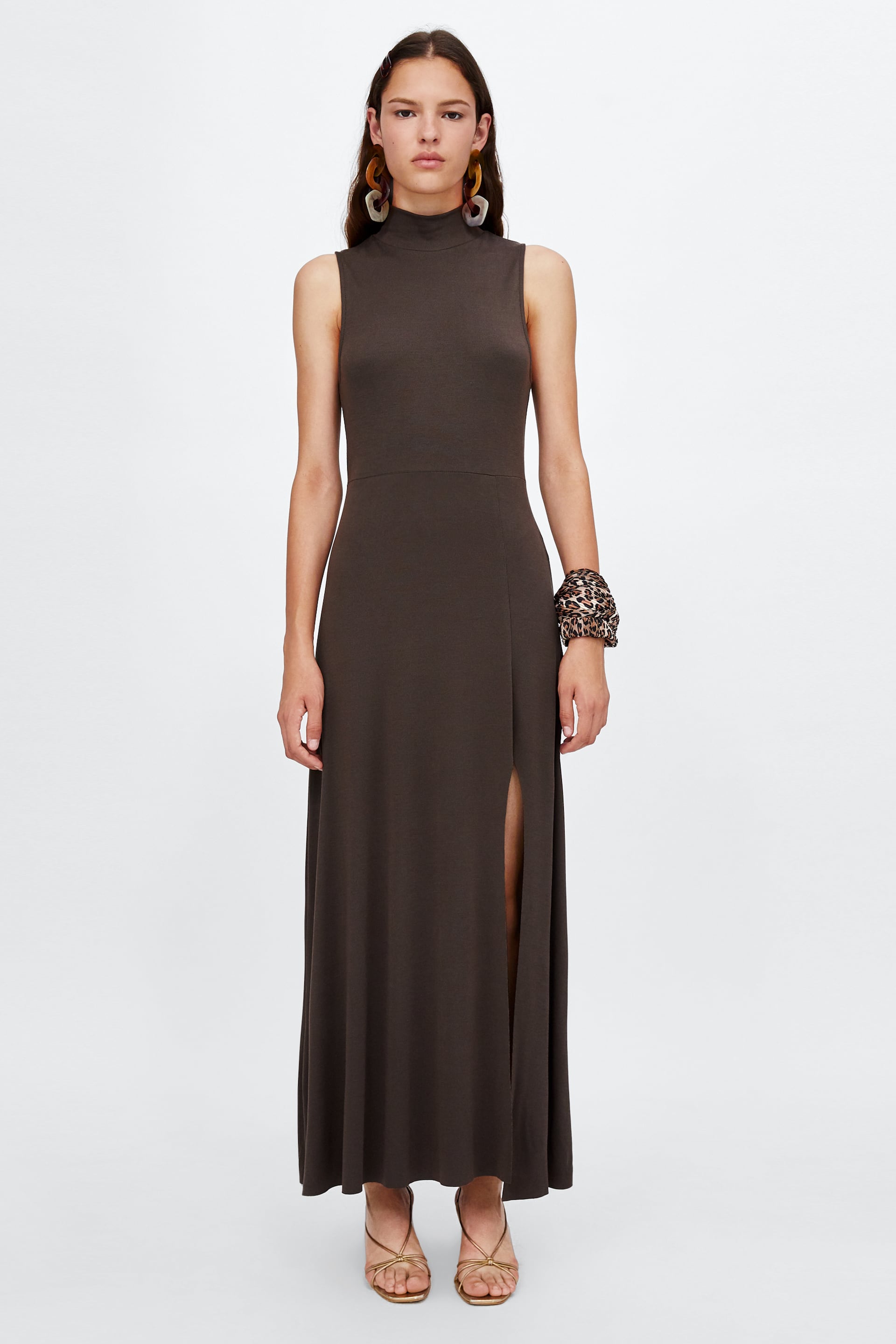 Y este maxi vestido en color marrón chocolate, con abertura en la pierna, te salvará de más de un apuro 'fashionista' por solo 9.99 euros. Antes de las rebajas de Zara costaba 22.95 euros.