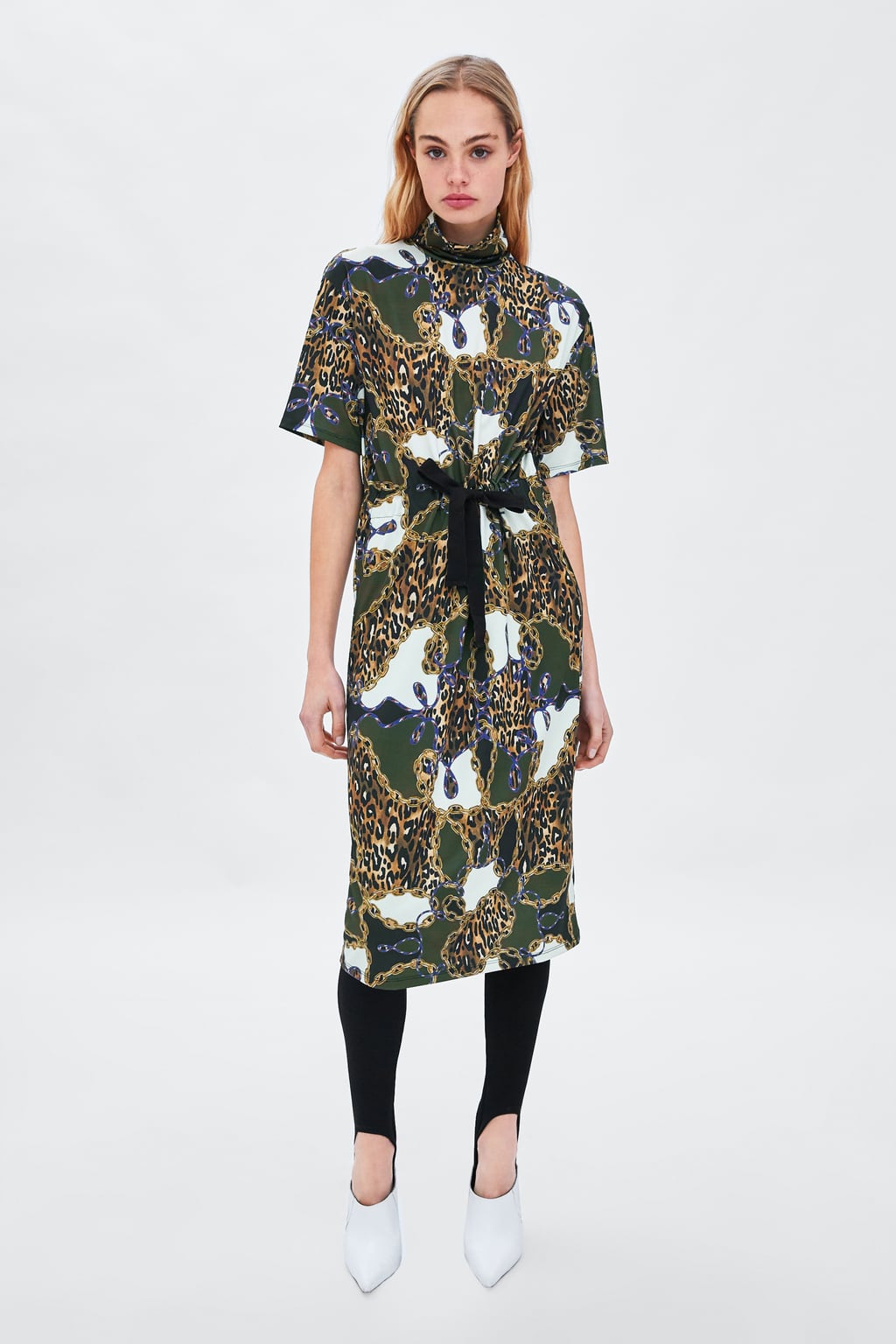 'Animal print', estampado de cadenas... este vestido midi de Zara auna todas las tendencias del invierno, y está disponible en las rebajas por 9.99 euros (antes, 22.95 euros).