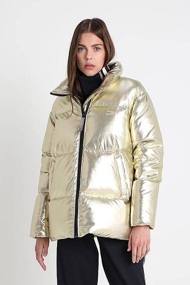 El plumífero dorado claro de Tommy Hilfiger.