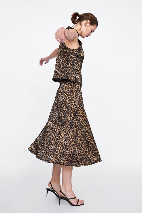 Con un twist de brillo en el "animal print" y un tejido ligeramente plisado (15,99 euros).