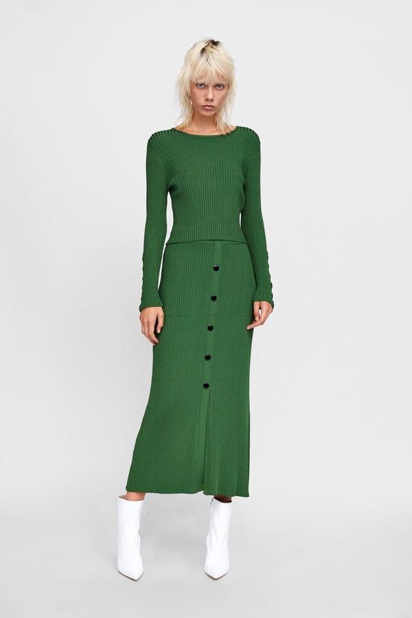 Si no te gusta en conjunto entero, solo la falda con un jersey en negro queda de diez y te hará presumir de tipazo (17,99 euros).