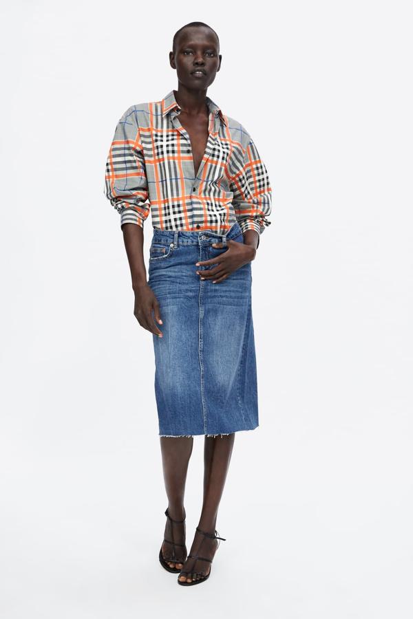 La falda recta vaquera midi volvió este otoño por la puerta grande. Una apuesta segura que se mantiene a flote este invierno y podrás usar hasta el verano (19,99 euros).