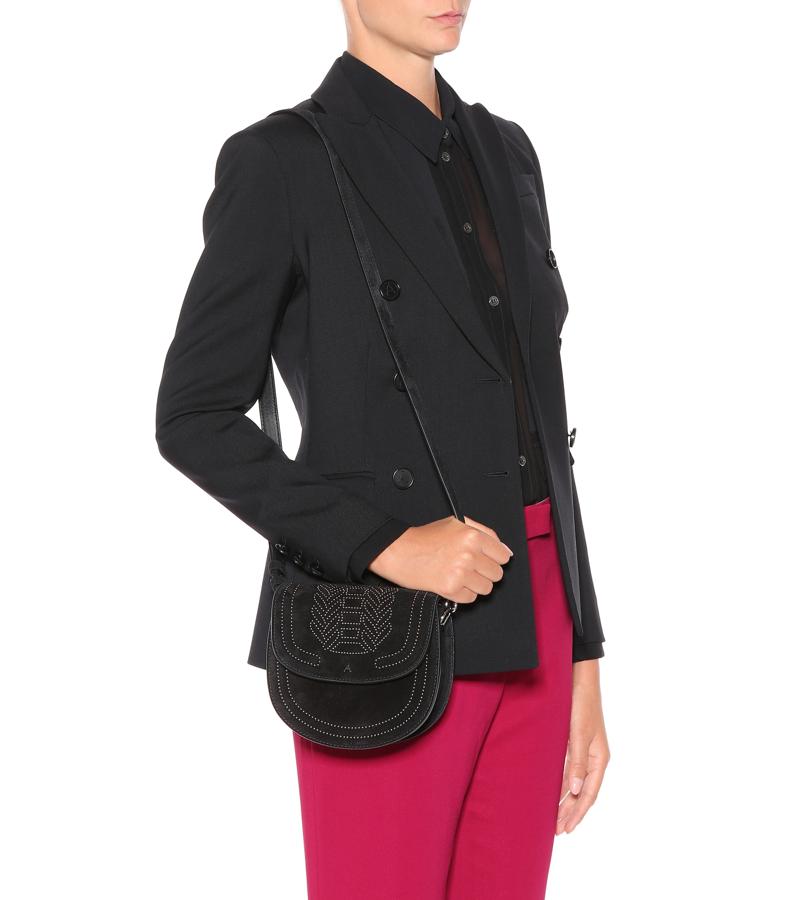 Otro bolso bandolera maravillo para tus looks 'casual chic' es el Ghianda Saddle de Altuzarra, que tiene un descuento del -50% en las rebajas de MyTheresa. Precio final: 595 euros.