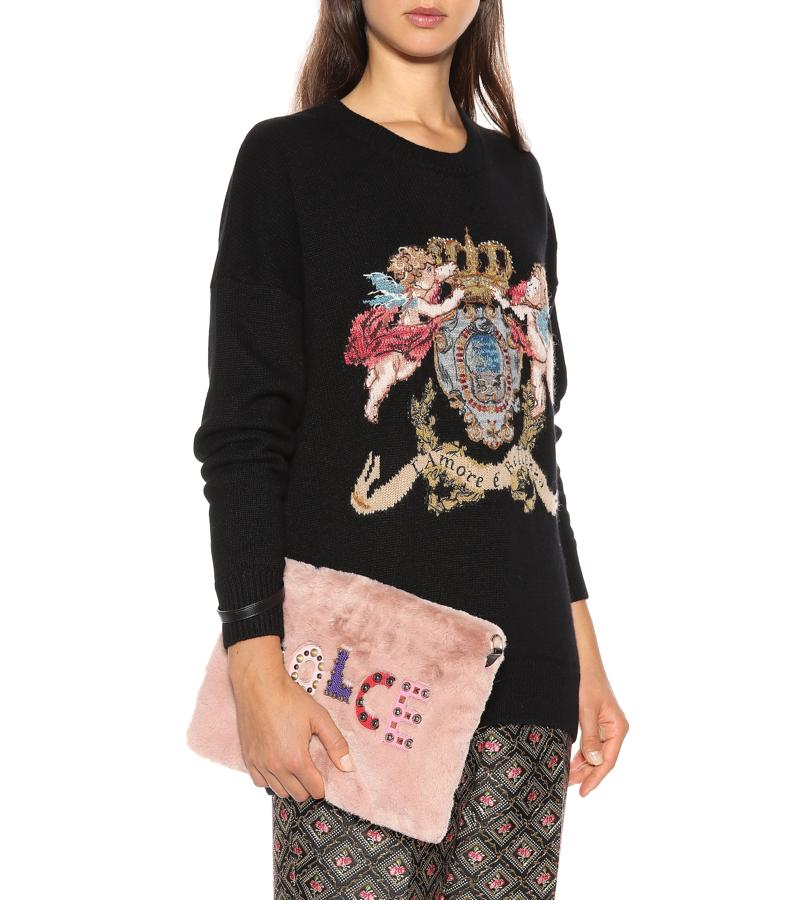 Este original 'clutch' de peluche de Dolce&Gabbana está en las rebajas de MyTheresa con un -60% de descuento. Precio final: 298 euros.