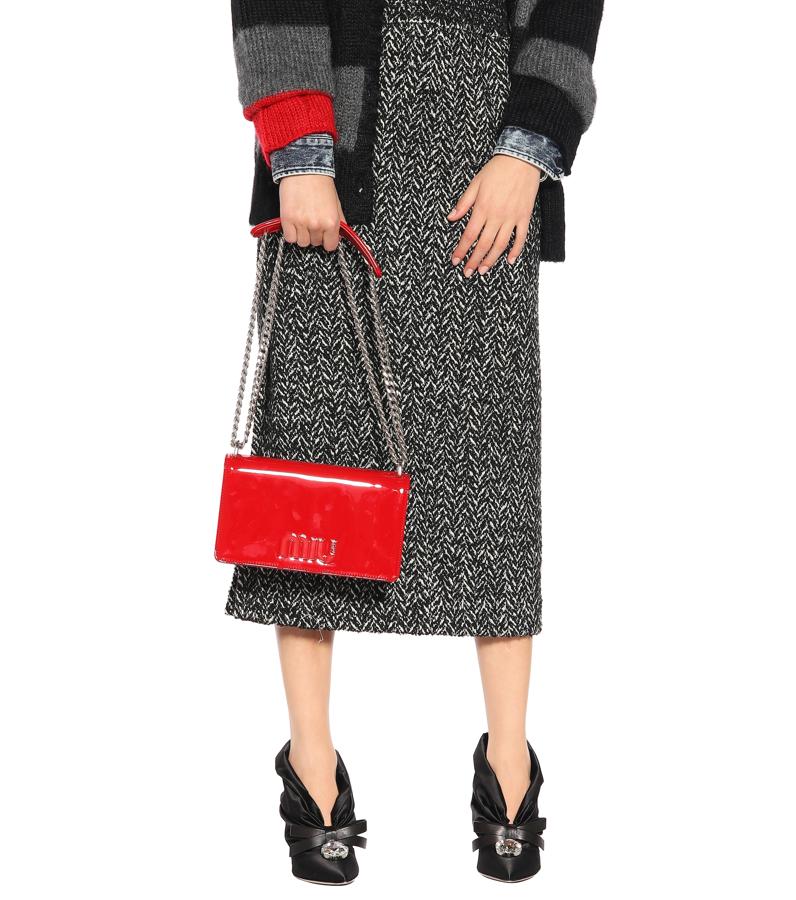 Pon color (y mucha sofisticación) a tus looks con este llamativo bolso de charol rojo de Miu Miu, a mitad de precio en las rebajas de MyTheresa. Precio final: 600 euros.