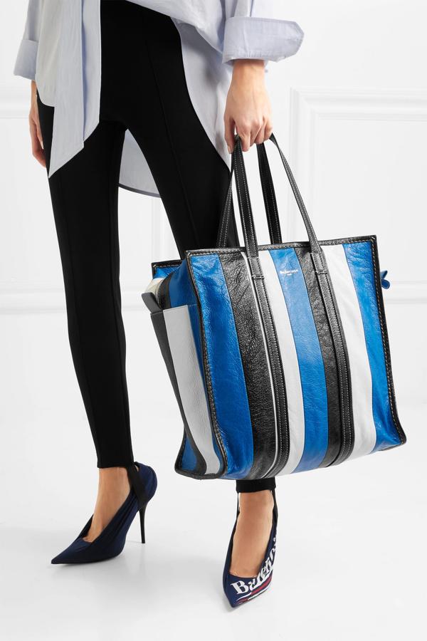La famosa (y polémica) 'bolsa de la compra' de Balenciaga (el modelo Bazar) tiene un -30% de descuento en las rebajas de Net-a-Porter. Su precio final es de 1.015 euros.