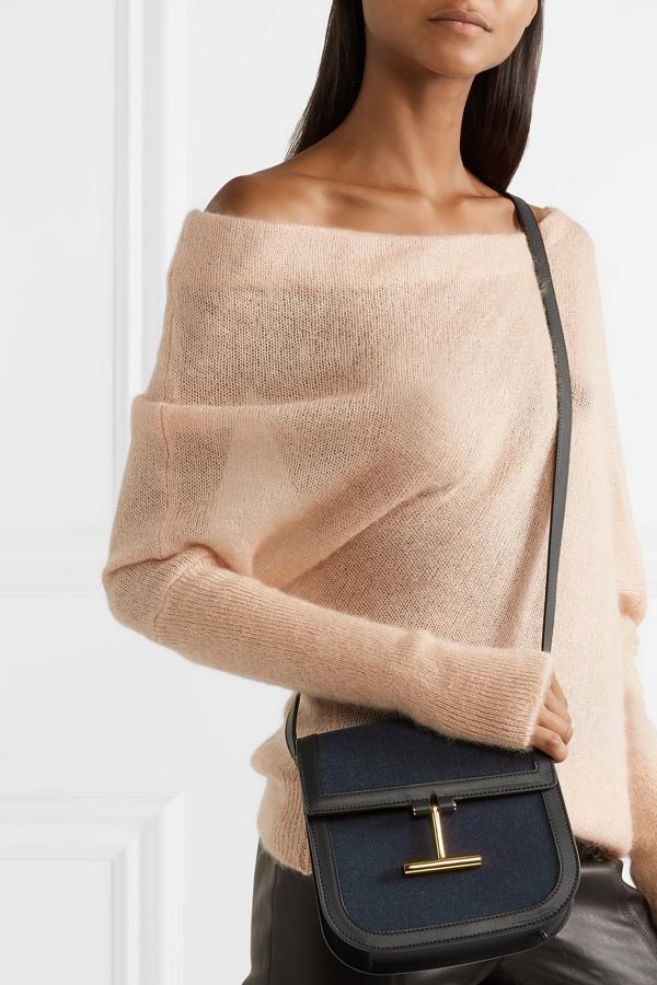 Otro bolso bandolera todoterreno es este de Tom Ford, que está con un descuento del -40% en las rebajas de Net-a-Porter. Precio: 654 euros.