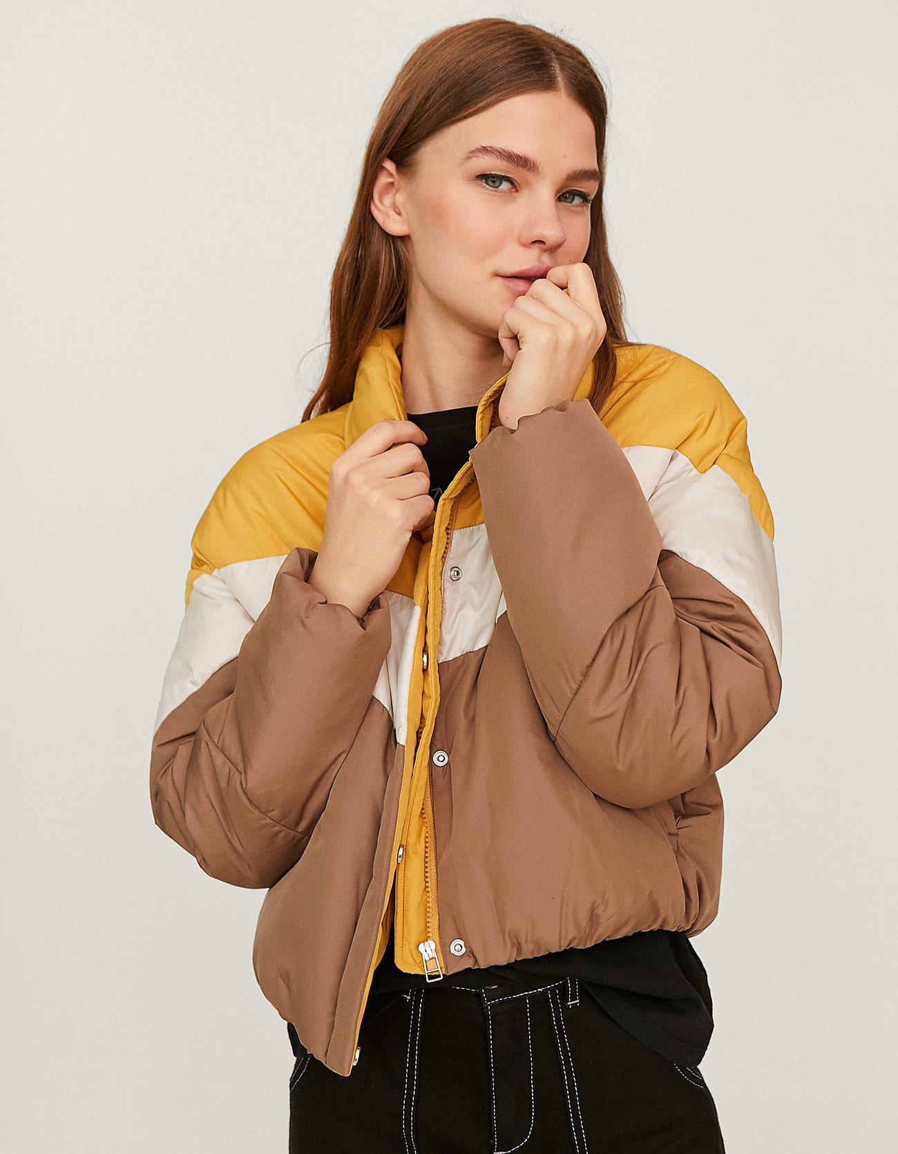 Otra cazadora de las rebajas de Stradivarius que parece sacada de un armario de los '90. Y sí, este 'revival' también cuesta menos de 20 euros.