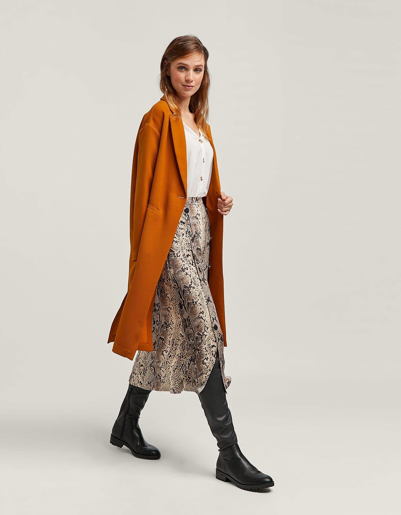 Nos parece increíble que este abrigo 'oversize' de Stradivarius esté rebajado a 19.99 euros...