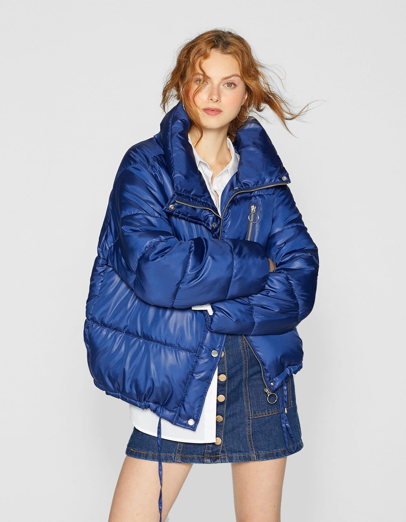 Este maxi plumas en azul eléctrico es una de las prendas más calentitas y 'chic' del invierno, y en las rebajas de Stradivarius pasa de 29.99 a 19.99 euros.