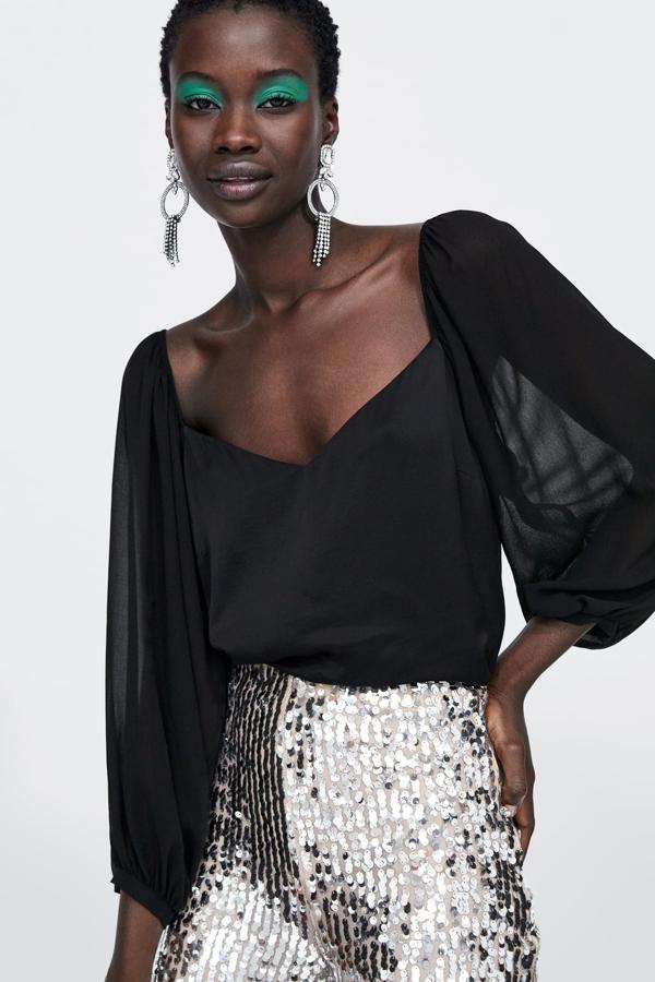 Blusa fluida con escote en pico y manga larga abullonada, 19,99 euros.