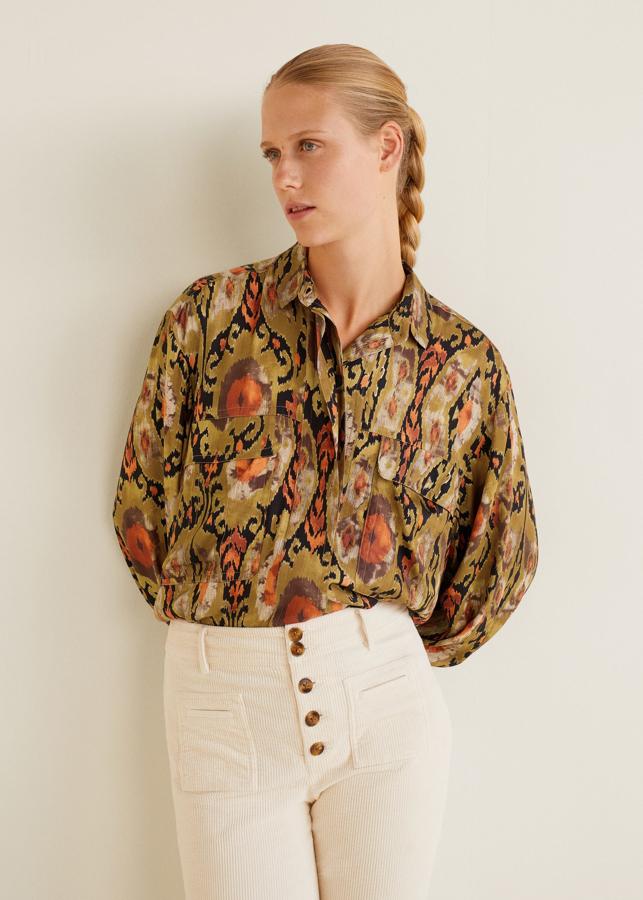 Camisa oversize estampada con tejido satinado, cuello clásico y manga larga, 17,99 euros.