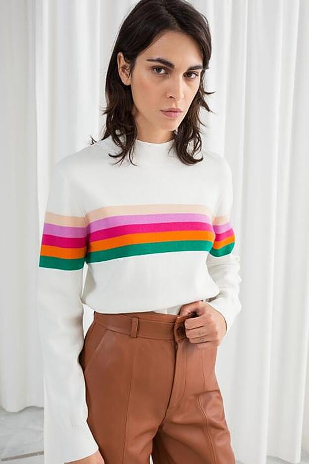 Otra posible combinación del jersey de & Other Stories que lleva María Fernández-Rubíes.