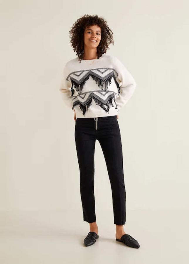 Jeans negros con cremallera frontal, y terminaciones deshilachadas, 19,99 euros.